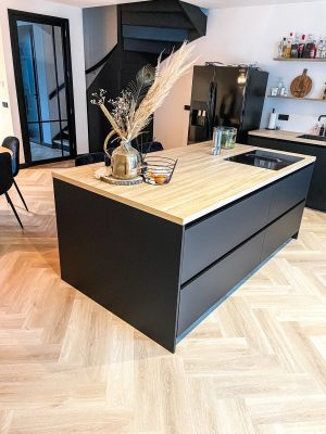 Lichte PVC vloer geplaatst in keuken in Schijndel