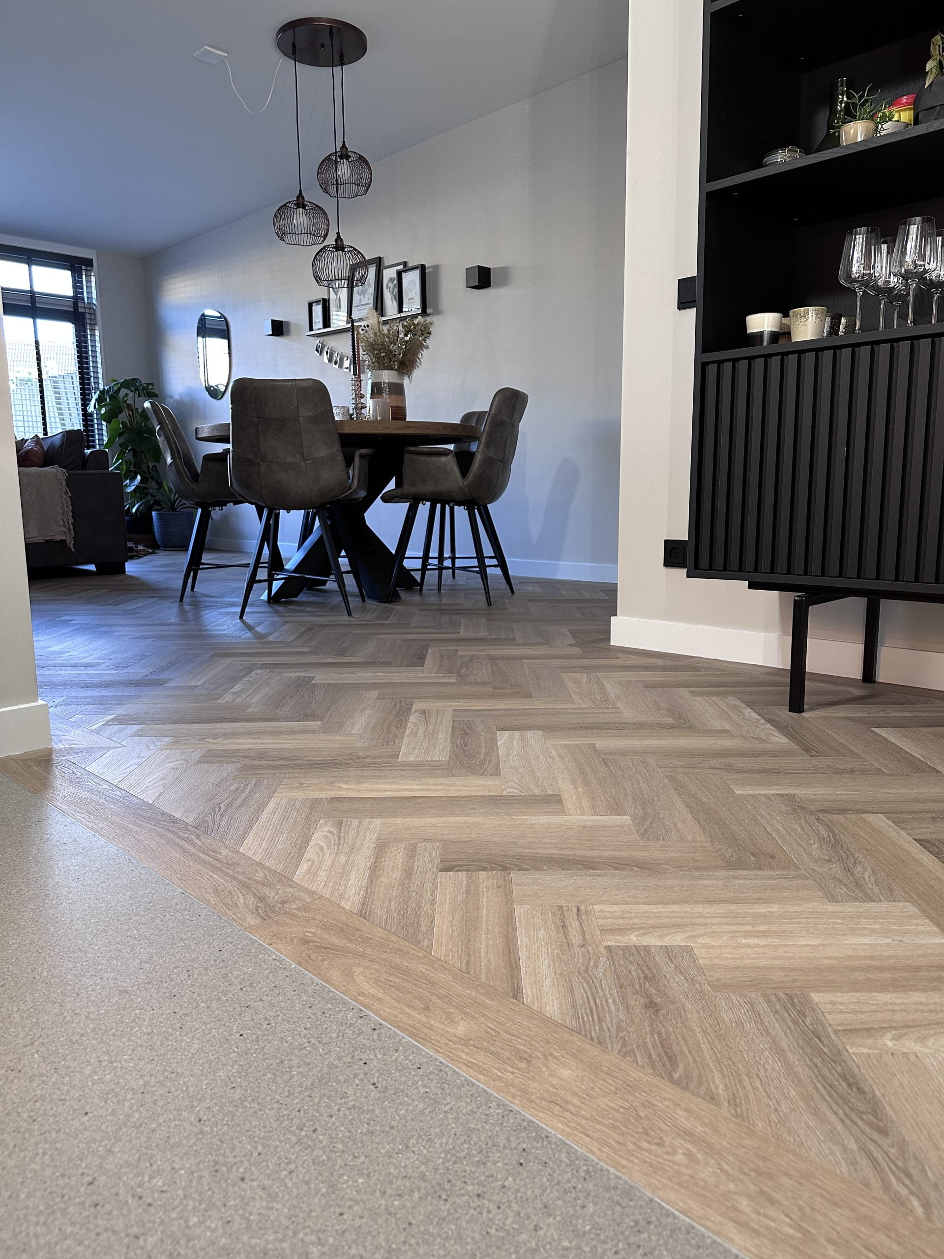 Donkere PVC vloer laten leggen